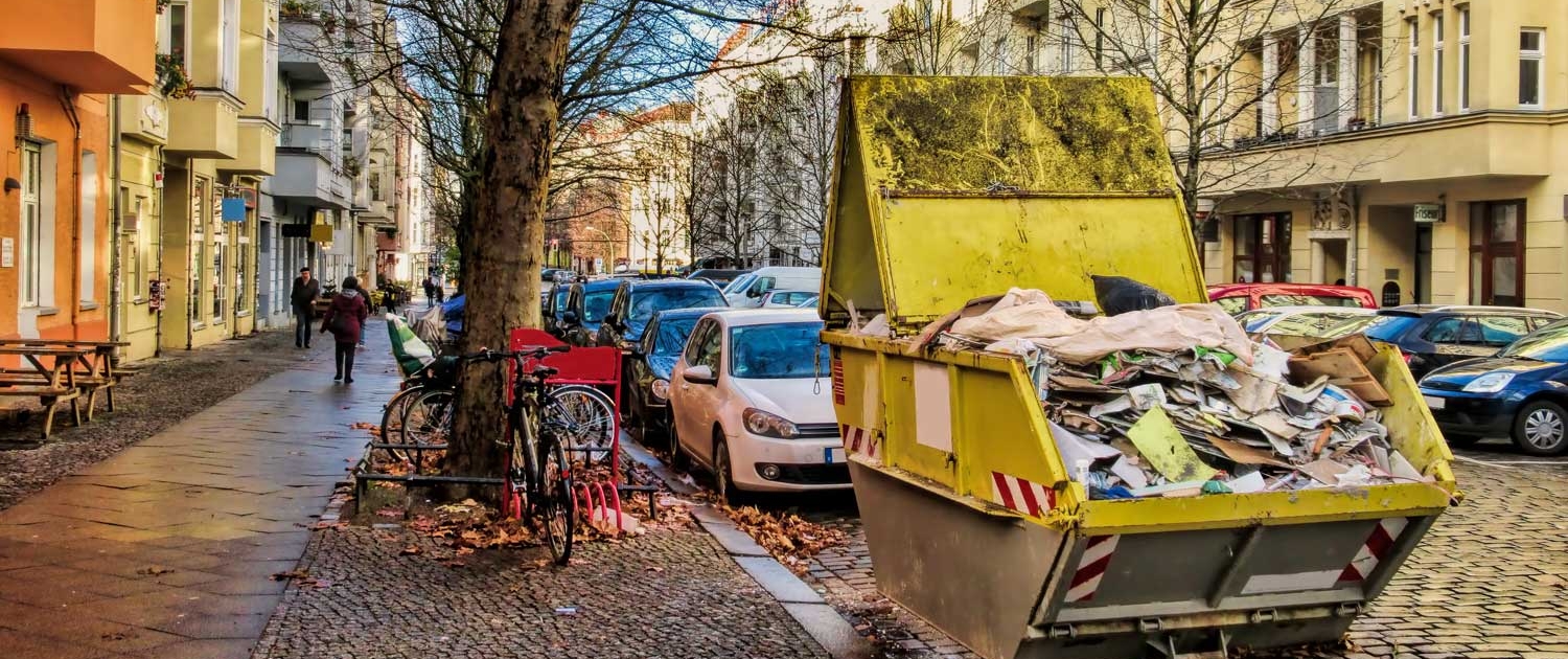 Die Überreste von einer fertiggestellten Entrümpelung im Container.
